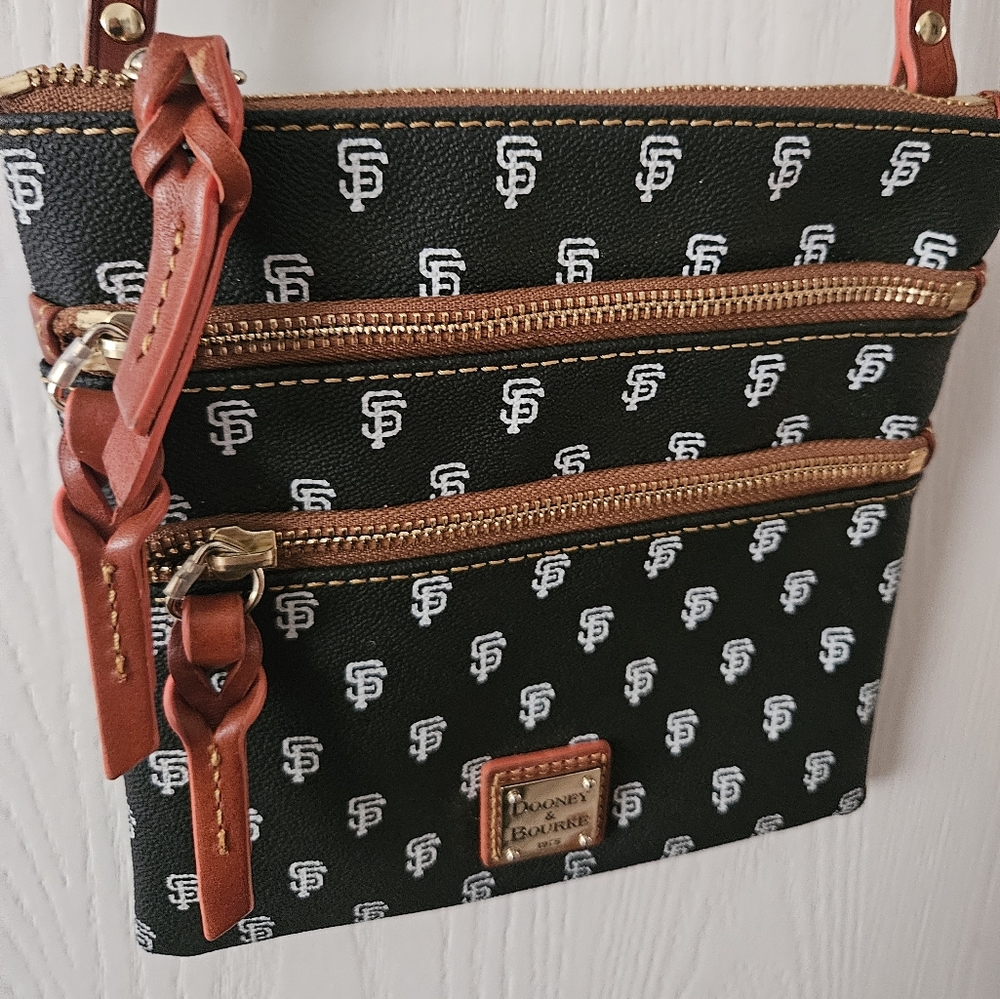 Dooney & Bourke x MLB Giants crossbody